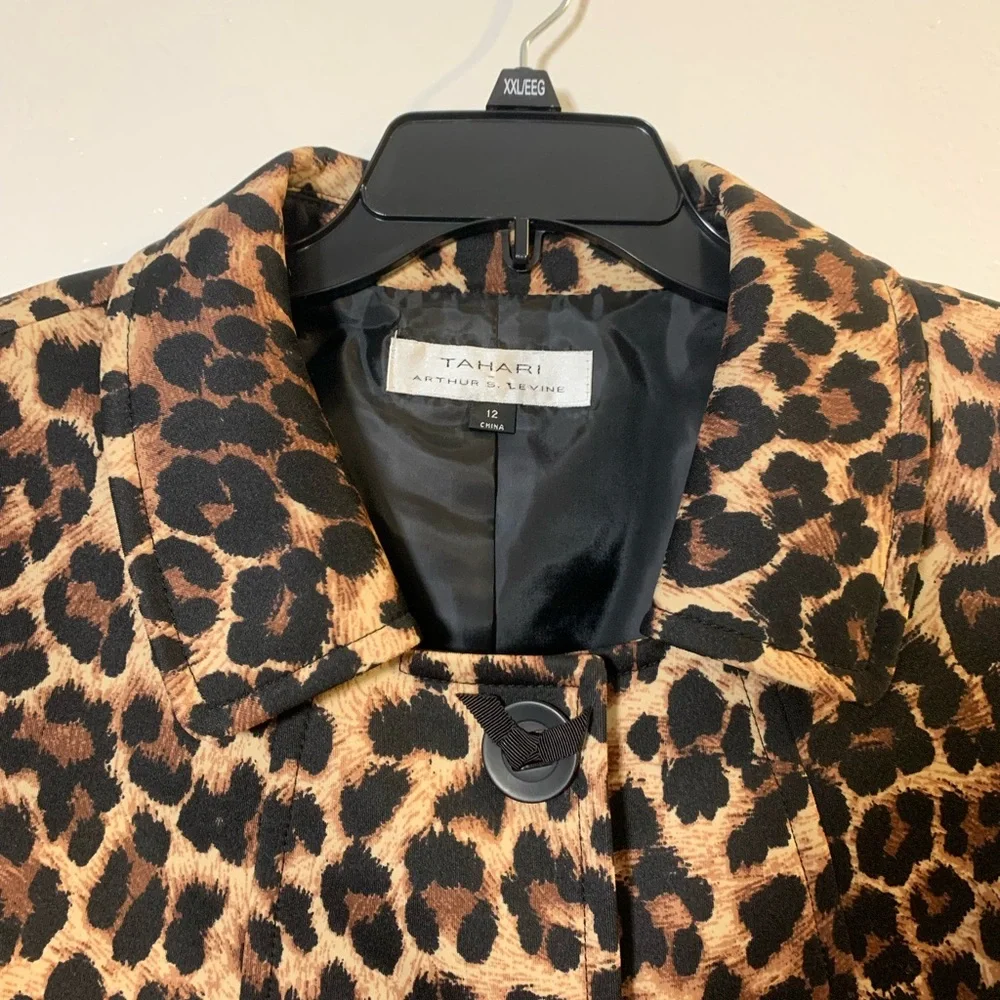 Tahari animal print soft comfy jacket.  Size 12 - Picture 2 of 5